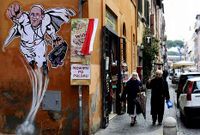 Un grafiti presenta al papa Francisco como un supehroe en una calle cercana al Vaticano.