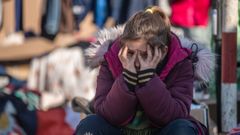 Una ni�a sujeta la cabeza con sus manos en Medika, un campo de refugiados de Polonia