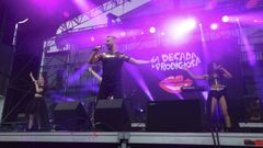 Javier Enzo, al frente de la D&eacute;cada Prodigiosa durante su actuaci&oacute;n en las fiestas de Ferrol en agosto del 2024.