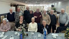 Grupo de coru�eses que se conocieron en la antigua Escuela de Altos Estudios Mercantiles que se re�nen todas las Navidades desde 1964