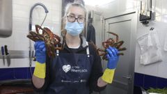Tras casi cinco meses de veda, las centollas regresaron ayer a los puestos del Mercado Central