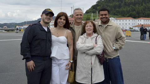 Diego junto a su padre, del mismo nombre, su pareja Ainhoa, su amigo Kad� y la abue�a Cocnchi.