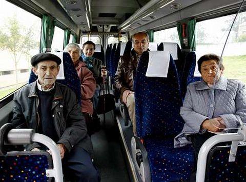 Los vecinos de A Merca acuden al m�dico en un autob�s subvencionado.