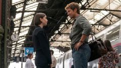 Emily (Lily Allen) y Gabriel (Lucas Bravo), en la quinta temporada de �Emily in Paris�