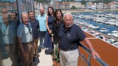 El presidente del N�utico de Ribeira, Jos� Luis Torres (en primer plano), junto con Isabel Ca�as y el resto de los asistentes a la presentaci�n de la regata