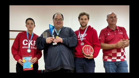 Podio s�nior masculino del Torneo Social del Club Xadrez Fontecarmoa. Ajedrez.