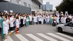 La protesta de los mdicos cort el acceso al Hospital Universitario A Corua a vehculos particulares, pero permit el paso a las ambulancias