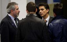 Los abogados Le�n (izda.) y Garriga hablan con los acusados.