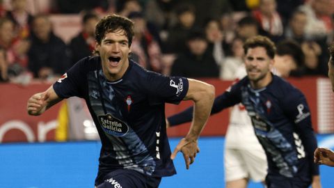 Marcos Alonso, con Javi Rueda de fondo, celebrando el tanto celeste en el Pizju�n.