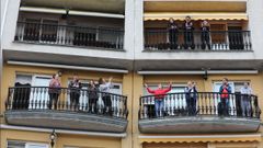 Los vecinos de Lodeiro�se lo pasan en grande: sesi�n verm� y cumplea�os�en sus balcones