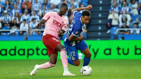 Pugna del bal�n entre Bright Ede y Umar Sadiq durante la primera parte del encuentro