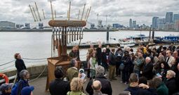 La organizaci�n Flootidemusic ante la m�quina musical realizada por el escultor Andrew Baldwin, dentro de un proyecto que recorre Europa.
