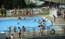 Imagen de la piscina lalinense, que cerrar� ma�ana y el domingo, durante el pasado mes de julio. 