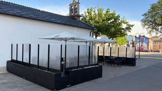 La terraza montada junto a la pared de la capilla de la Virxe do Carme