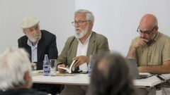 Siro L�pez, Xavier Alcal� e Francisco Castro, na presentaci�n da novela na sede ferrol� de Afundaci�n.