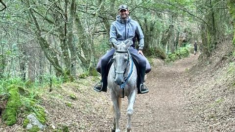 Juan Alonso y su caballo, Brego, en el Camino primitivo de Santiago