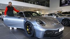 Ignacio Mart�nez ense�a el Porsche 911 GT3 repleto de detalles en carbono, que tienen a la venta en Centro Porsche A Coru�a