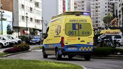 Personal sanitario del 061 traslada en ambulancia al hospital �lvaro Cunqueiro a un posible caso de coronavirus de la residencia para mayores Barreiro