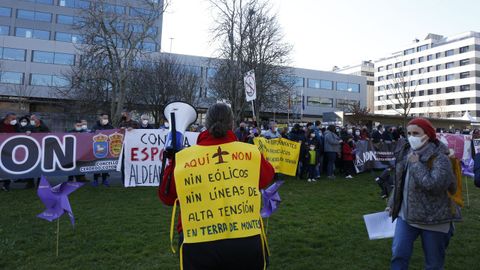 Protesta delante del edificio de la Xunta en Pontevedra contra la creaci�n de parques e�licos