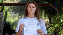 Alba Arag�n muestra el informe m�dico que le dieron tras la visita al ginec�logo en el hospital Reina Sof�a de Murcia, en que aparece en enfermedad actual, �homosexual