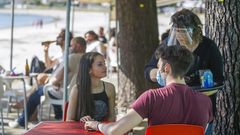 Terraza en un chiringuito en Cabanas, en foto de archivo