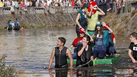Xandre, de pie a la izquierda, en el agua