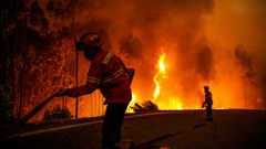 Bomberos luchando contra las llamas, este mircoles, en el municipio de Leira, en el centro de Portugal