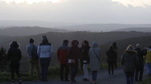 Varias personas esperaban para ver el eclipse en Santiago.