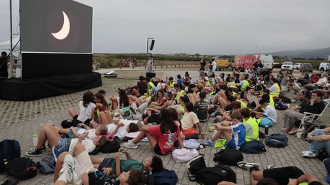 Seguimiento del eclipse en la playa de As Catedrais, en Ribadeo, donde instalaron una pantalla gigante con conexi�n a Lal�n