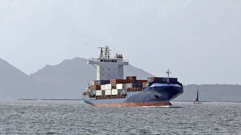 Un mercante portacontenedores en la ra de Vigo