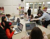 A dos bandas. Las actividades en torno al mundo de la inform�tica y sus m�ltiples aplicaciones ocuparon dos edificios del Gai�s. En el Museo se celebr� la concentraci�n de j�venes aficionados a los videojuegos, mientras que las propuestas para los m�s peque�os y para sus padres, tanto educativas como de ocio, se desarrollaron en el Edificio CINC. En el exterior del complejo de la Cidade da Cultura hubo actividades al aire libre. fotos 