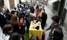 <span lang= es-es >Once puestos y mucho p�blico</span>. El primer Chantadillo se celebr� el domingo por la ma�ana en la calle Leonardo Rodr�guez, con once expositores y numeroso p�blico.