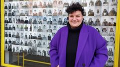 La autora, junto a las fotos que ocupan buena parte de la cristalera de su local, en el centro de Cedeira