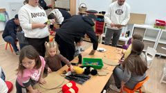 Alumnos de Voz Natura en una actividad de Entroido