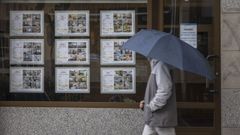 Imagen de un escaparate de una inmobiliaria compostelana