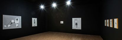 Una de las salas de una muestra en la que se encuentran diferentes modelos de acercamiento al dibujo, como el videoarte. 