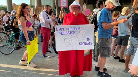 Una manifestante vestida con un traje de �El cuento de la criada�, en una protesta abortista
