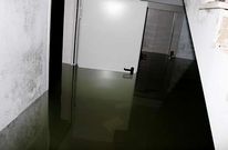 El agua cubre los s�tanos de todo el complejo residencial.