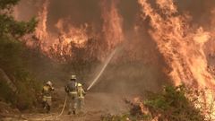 As� se lucha por defender A Canicouva y Baltar, en incendio del monte de A Fracha