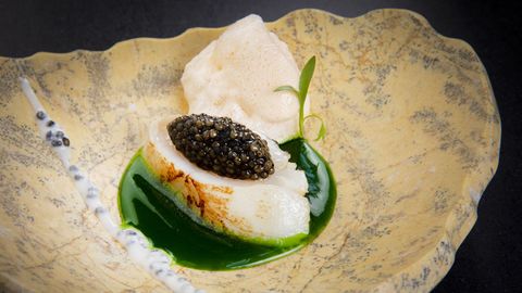 En la imagen, Vieira con caviar Ars Italica sobre un fondo de clorofila de perejil 
y cebollino del cocinero vasco. 