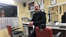 Jes�s But�n, peluquero en el pasadizo de la calle Ram�n y Cajal. 