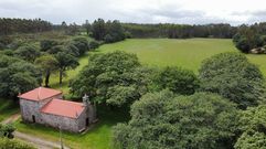 Vista a�rea de la capilla de Santa Margarida de Mu��o, en Zas 