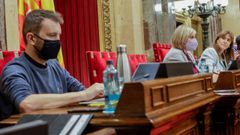 Pau Juvill, de la CUP, es observado por la presidenta de la Cmara catalana, Laura Borrs, durante una sesin parlamentaria.