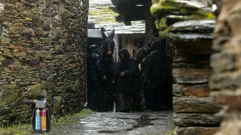 Un momento del rodaje en Seceda, con una diligencia tirada por caballos y un dispositivo para generar humo en primer plano