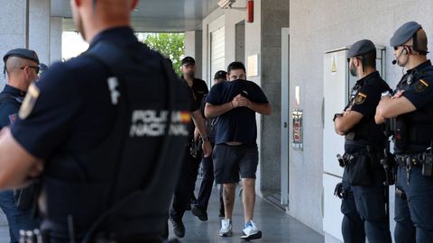 Uno de los detenidos a su entrada este jueves en los Juzgados de Vilagarc�a de Arousa.