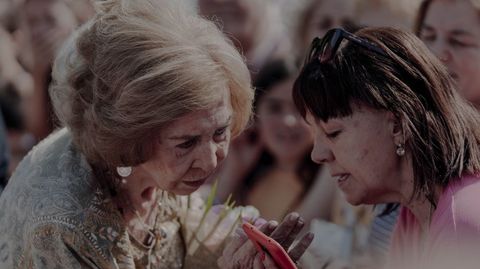 La reina em�rita Sof�a hablando con una vecina de Oulego.