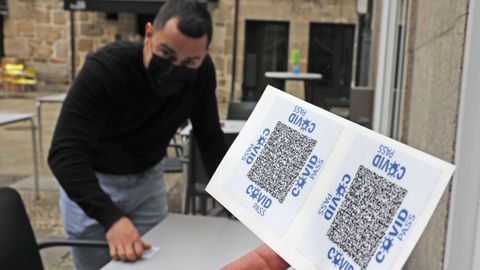 Por la ma�ana, los restaurantes montaban las terrazas y ultimaban los detalles exigidos por las nuevas restricciones