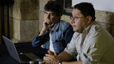 El arque�logo Lino Gorgoso , acompa�ado por el restaurador Fernando Carrera.