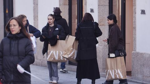 Primer d�a de rebajas en A Coru�a. Zara de la calle Compostela