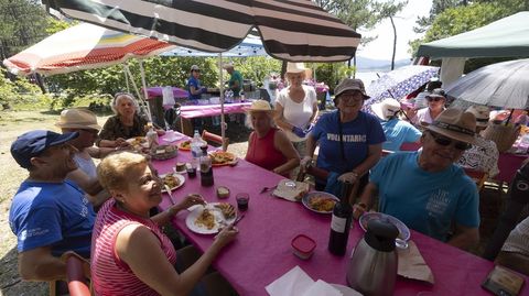 La comida de las amas de casa de Ponteceso reuni� a ochenta socias en Balar�s